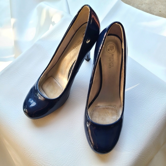 Like New! Shiny Dark Blue Heels size 8.5 - Picture 5 of 5